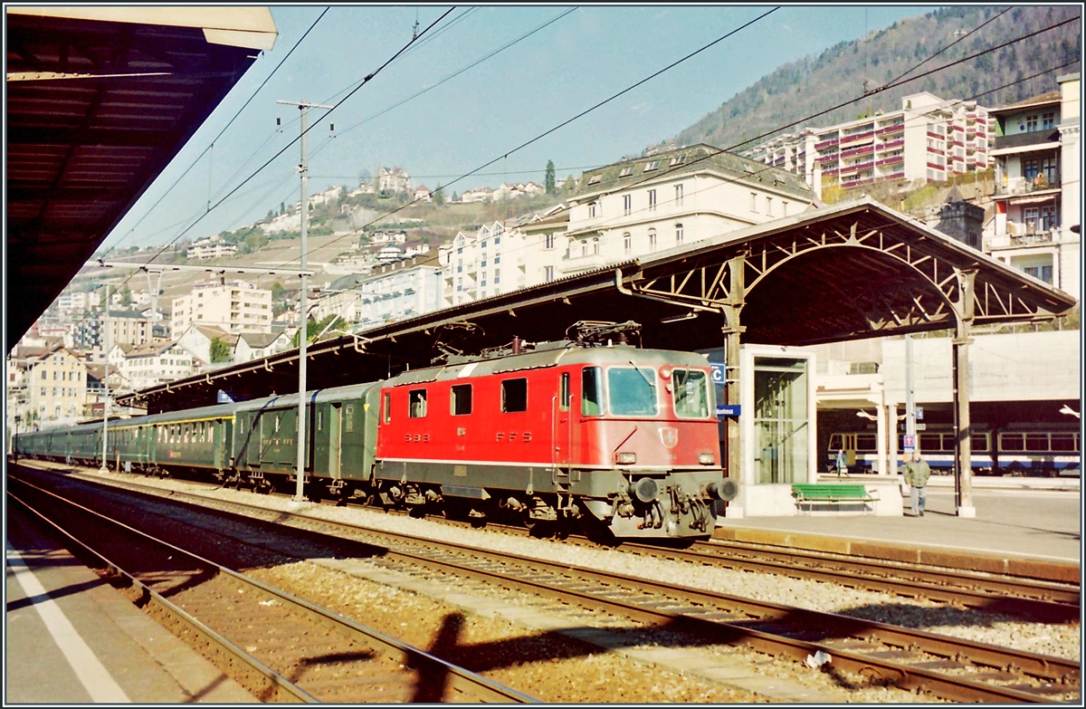 Eine Re 4/4 II mit einem typischen Schnellzug jener Zeit beim Halt in Montreux. Damals hatte Montreux noch drei Gleise; heute ist das Gleis 1 im Vordergrund abgebaut und der Bahnsteig verbreitert, so dass das ursprüngliche Gleis 2 die Funktion von Gleis 1 übernimmt.

Ein Analogbild vom Januar 2000