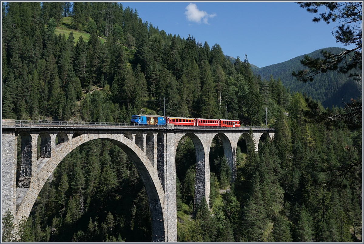 Eine RhB Ge 4/4 III mit ihrem Regionalzug von Filisur nach Davos Platz auf dem höchsten RhB Viadukt, dem Wiesenviadukt.
12. Sept. 2016
