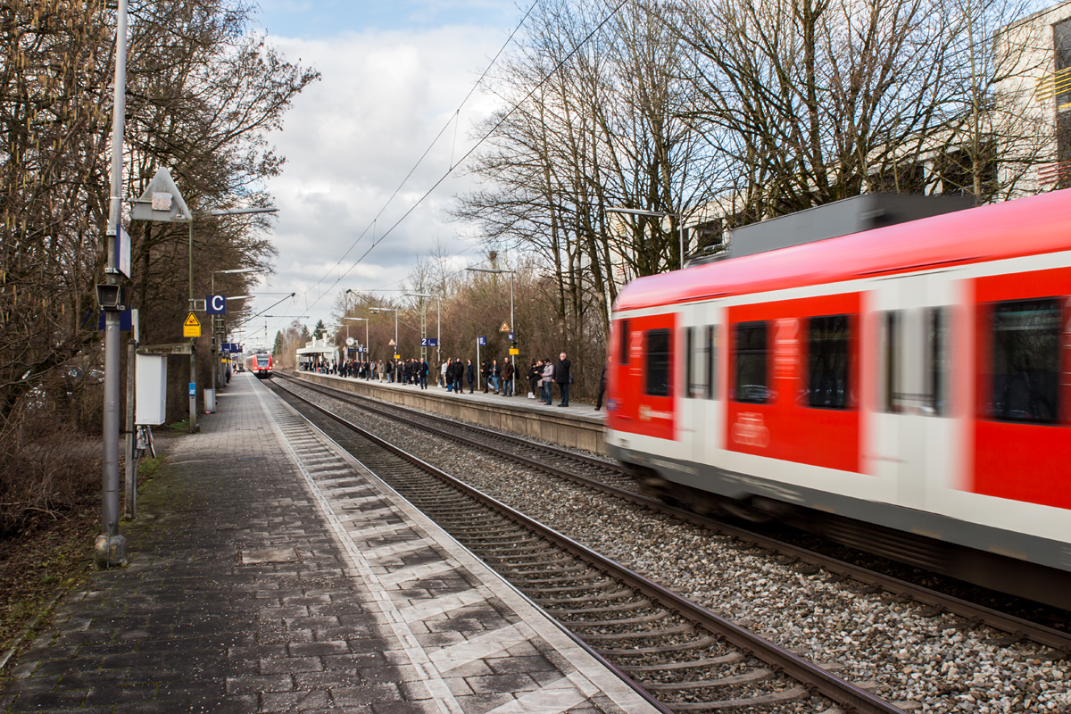 Eine S-Bahn-Begegnung, wie sie aller 20 Minuten in Poing stattfindet wurde am 10.03.17 dokumentiert.