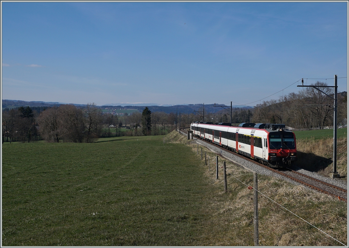 Eine S21 von Payerne kommend erreicht in Kürze Palézieux.
26. März 2016