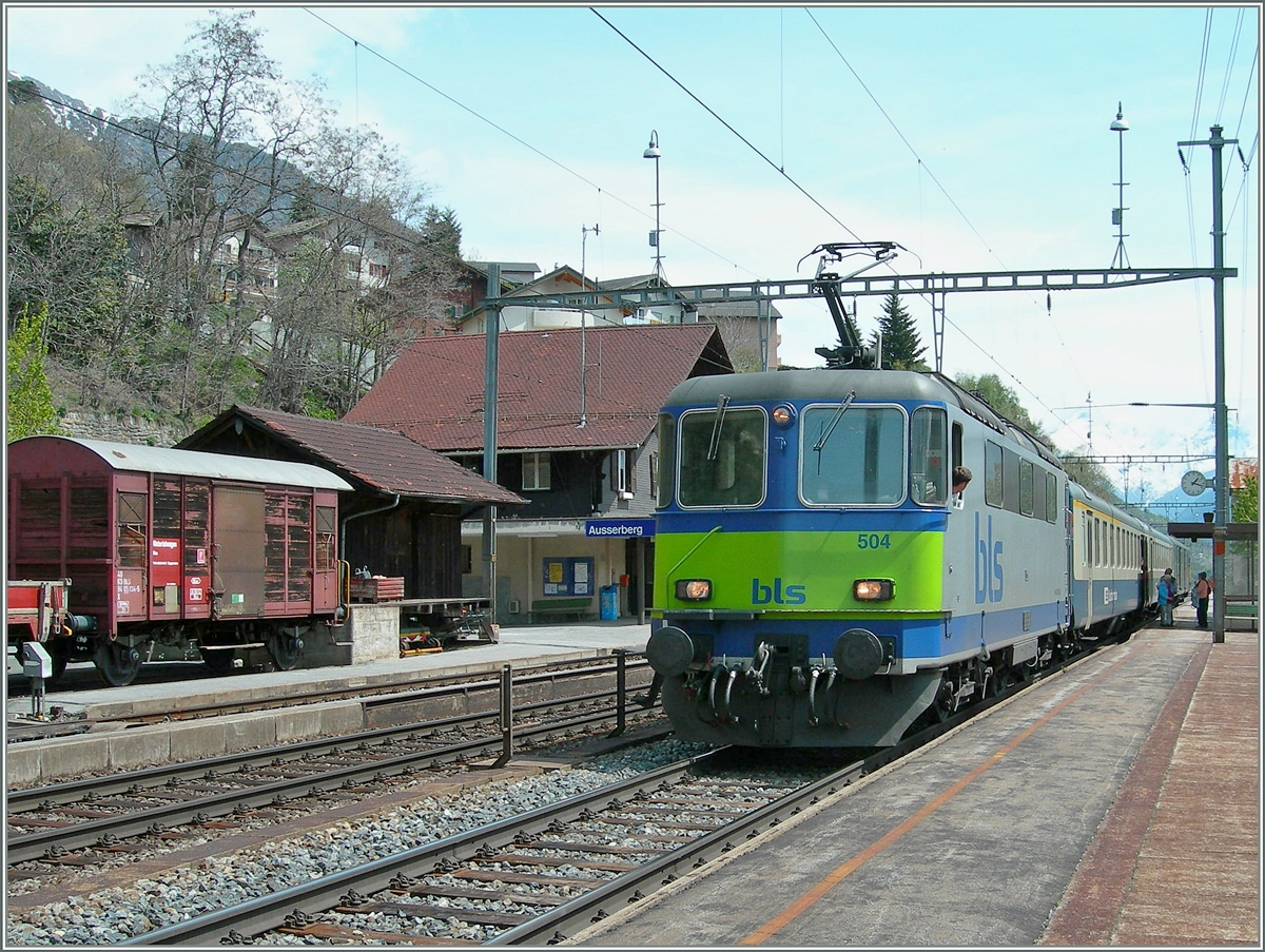 Eine von der SBB gekaufte Re 4/4 II in den BLS Farben beim Halt in Ausserberg. 
2. Mai 2006