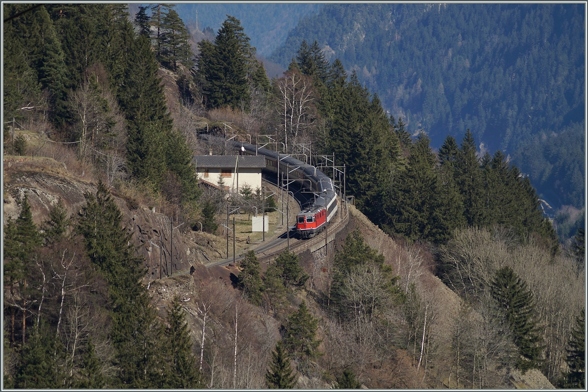 Eine SBB Re 4/4 II mit einem Gotthard IR erreicht in Kürze die  Mittlere Meienreuss Brücke .
14. März 2014