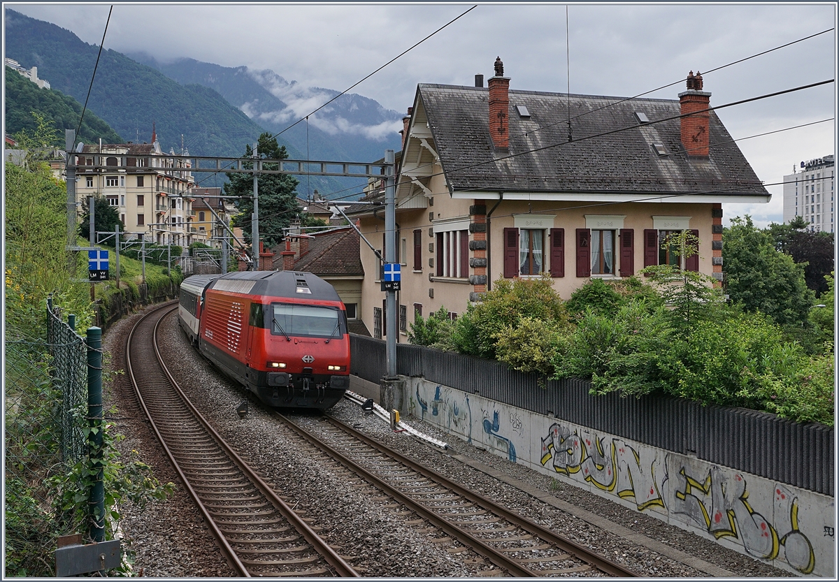 Eine SBB Re 460 ist mit ihrem IR 90 kurz nach dme halt in Montreux auf dem Weg nach Genève Aéroport. 

15. Juni 2020