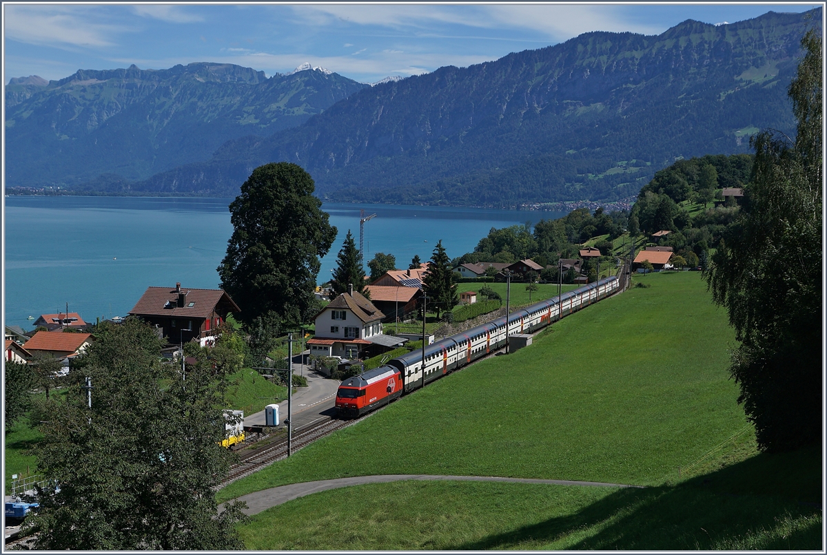 Eine SBB RE 460 ist mit dem IR 974 von Interlaken Ost nach Basel bei Faulensee unterwegs.

19. August 2020
