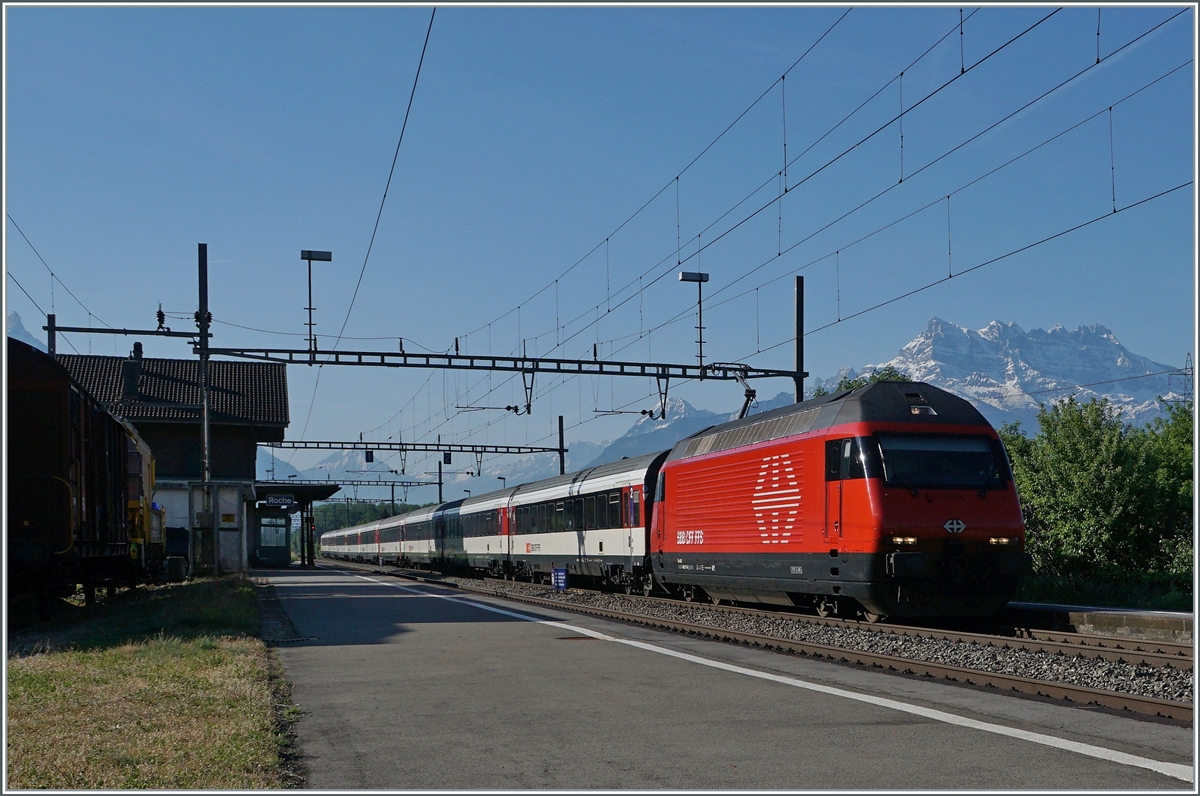Eine SBB Re 460 mit ihrem IR90 nach Genève Aéroport bei der Durchfahrt in Roche VD. Rechts im Bild sind die  Dents de Midi  (Zähne des Mittags) zu erkennten. 

12. Mai 2022