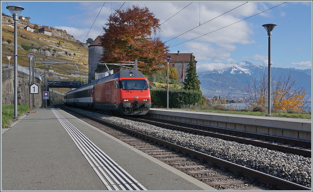 Eine SBB Re 460 mit einem IR90 nach Genève Aéroport bei der Durchfahrt in Rivaz. 

8. Nov. 2021