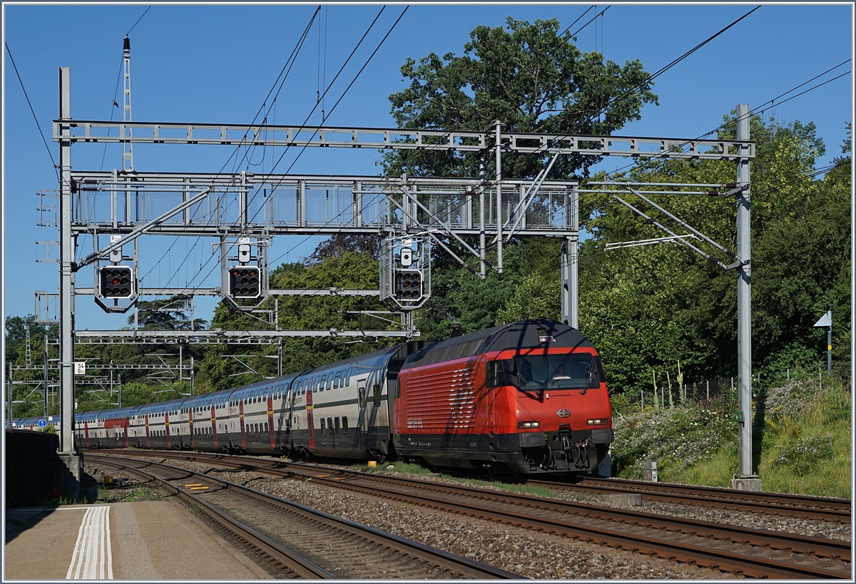Eine SBB Re 460 mit ihrem IC nach St-Gallen ist bei Genthod Bellevue in Richtung Lausanne unterwegs.

19. Juni 2018