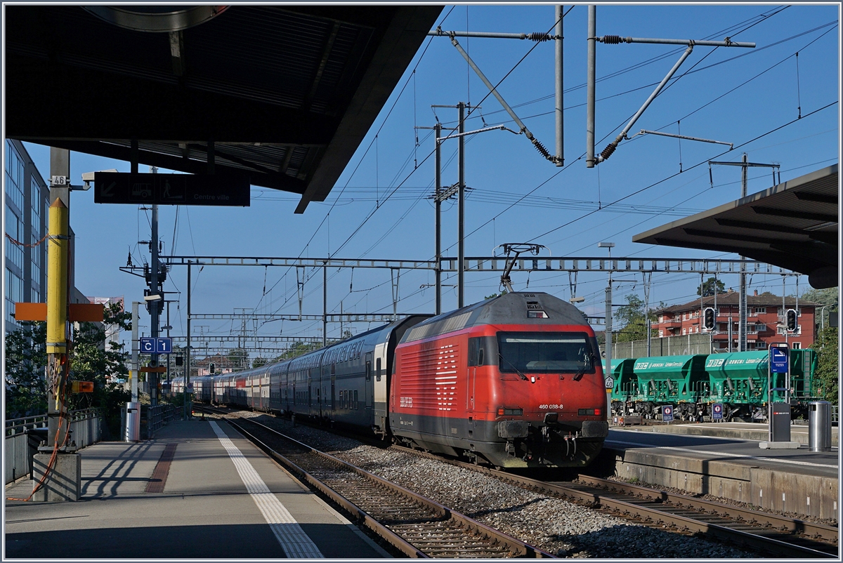 Eine SBB Re 460 schiebt in Morges den IC1 ohne Halt durch den Bahnhof, Doch die Zeiten der seit nun vielen Jahren vertrauten ZIC 2000-Züge wird hier bald vorbei sein, werden sie doch durch die neuen Twindexx abgelöst.

2. Sept. 2020