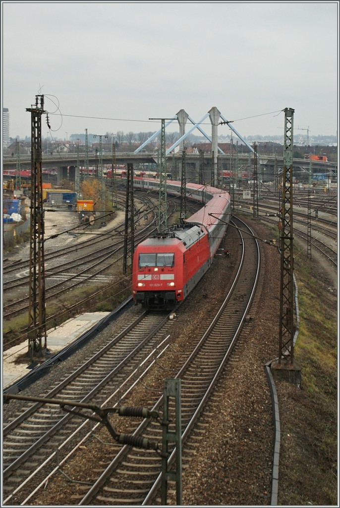 Eine Stunde später wäre der IC 118 (mit der E 103) wohl weitaus fotogener, ich aber stand in Ulm, die 101 023-7 mit dem IC Richtung Stuttgart fuhr.
29. Nov. 2013