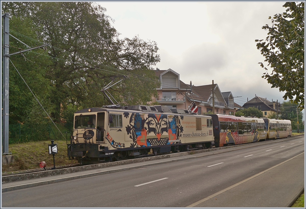 Eine ziemlich eigenwillige Komposition gab es am Morgen des 23. Aug. 2019 in Blonay zu sehen: die MOB GDe 4/4 6001 zieht den ABt 344 und einen dazugehörenden Bt von Chamby kommend Richtung Vevey.

23. Aug. 2019