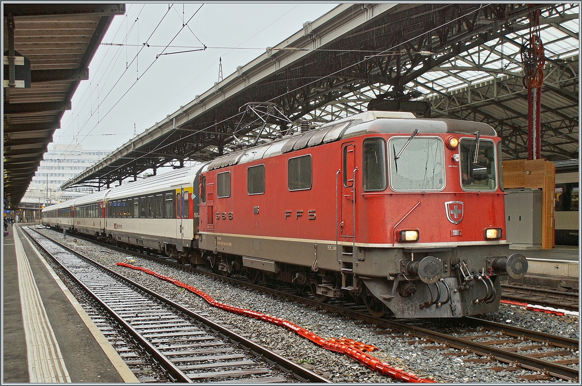 Einer der letzten planmässigen Einsätze der Re 4/4 II im Personenverkehr der Westschweiz: Die Re 4/4 II 11116 rangiert ihren aus Neuchâtel in Lausanne angekommen IR für die Rückfahrt am Abend. 

8. Dezember 2021