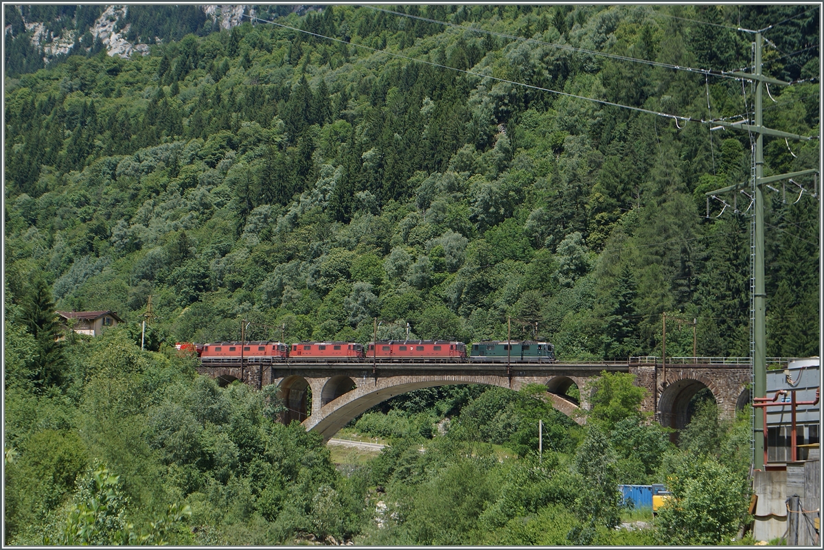 Einige Re 4/4 und Re 6/6 auf dem Polmengo Viadukt kurz vor Faido . 
23. Juni 2015
