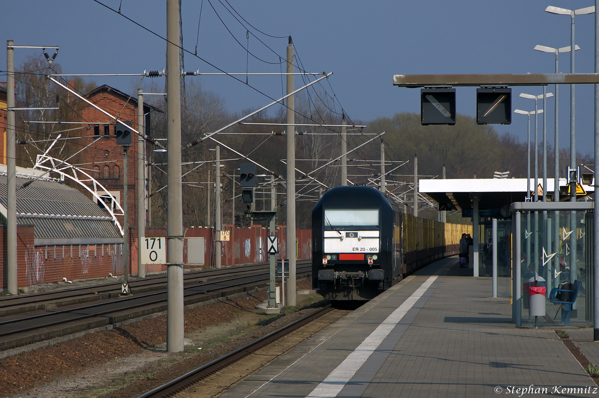 ER 20-005 (223 005-0) MRCE Dispolok GmbH für OHE Cargo GmbH hing am Zugende eines leeren Holzzug und hatte sich durch Rathenow ziehen lassen. Gezogen hatte den Zug die 246 011-1 und die Reise ging in Richtung Wustermark weiter. 30.03.2014