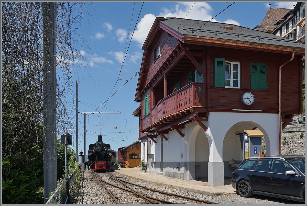 Erneut zeigt sich die Blonay-Chamby Bahn G 2x 2/2 105 in Chamby, nun vor dem hervorragend renovierten Empfangsgebäude (und dem wieder als Parkplatz genutzten Bahnsteig). zur Zeit.

13. Juni 2021