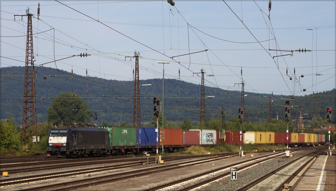 ES 64 F4-453 mit Containerzug in Richtung Süden am 22.08.14 in Gemünden (Main)