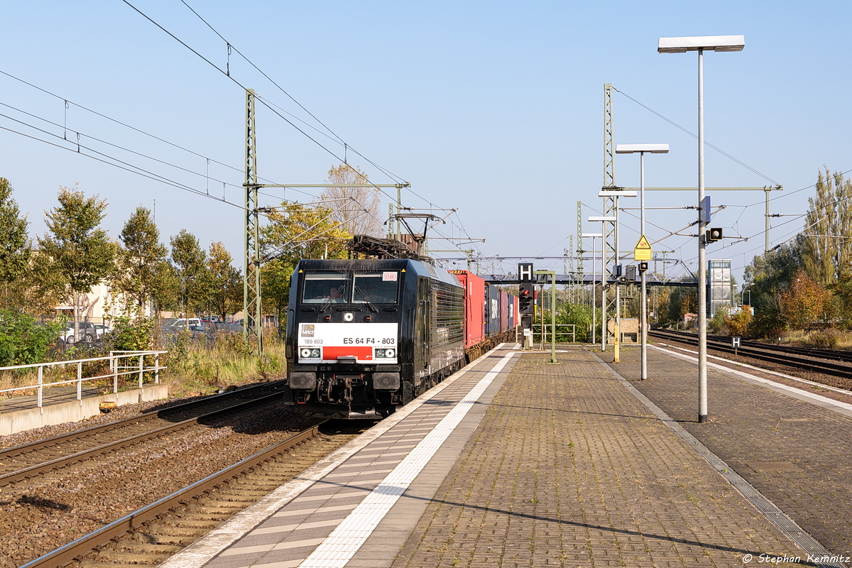 ES 64 F4 - 803 (189 803-0) MRCE Dispolok GmbH für DB Cargo mit einem Containerzug in Brandenburg und fuhr weiter in Richtung Magdeburg. 17.10.2017