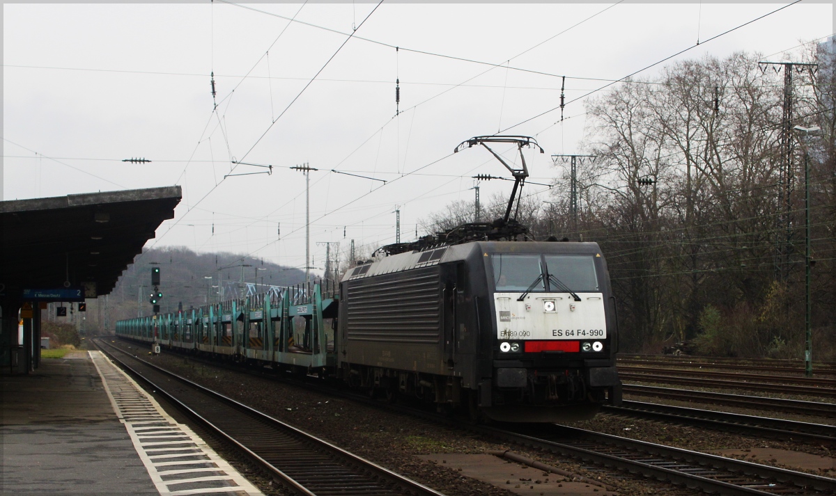 ES 64 F4-990 durchfuhr mit einem leeren Autozug am 25.01.14 Köln West in Richtung Süden