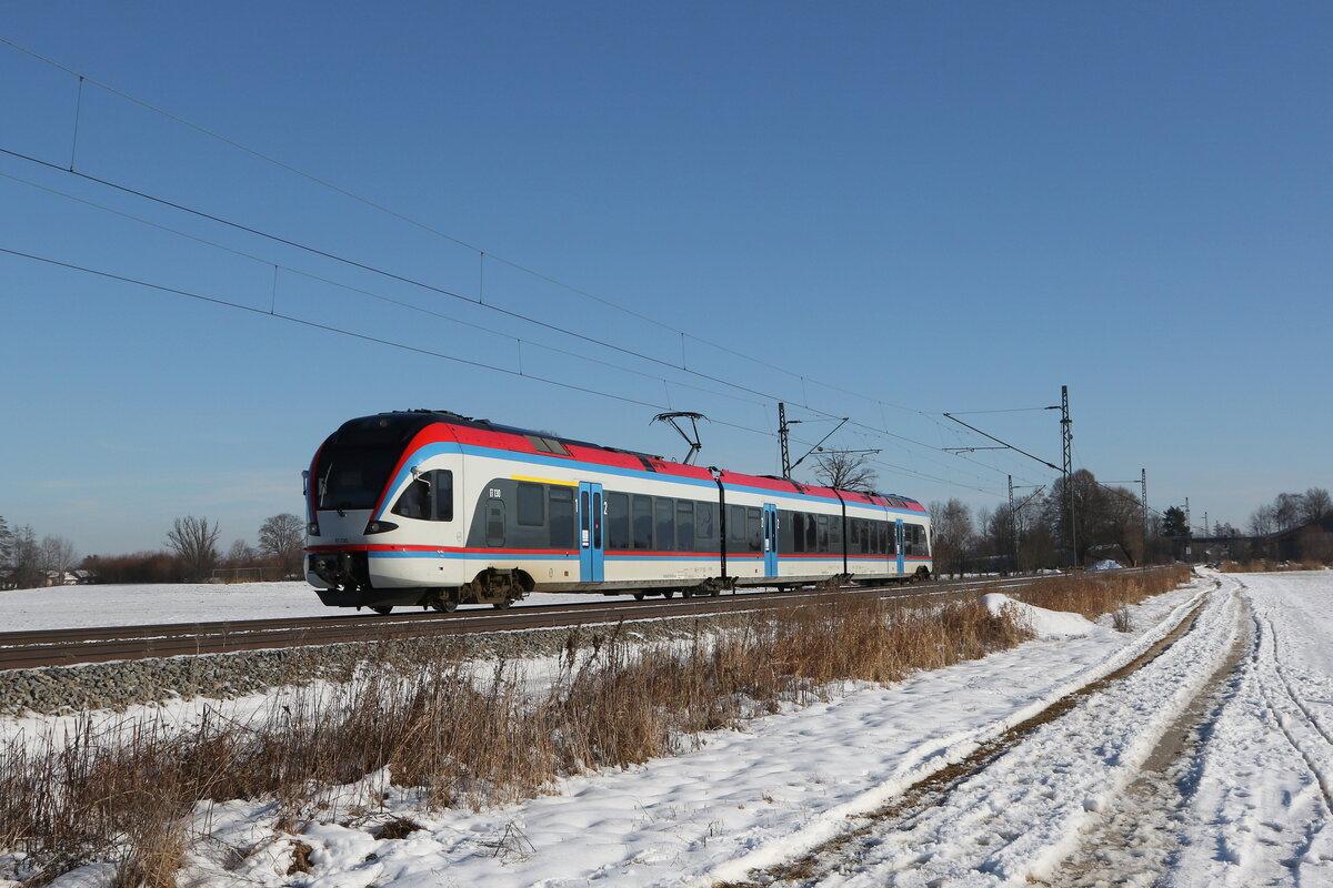 ET 130 aus Freilassing kommend am 24. Januar 2022 bei bersee am Chiemsee.