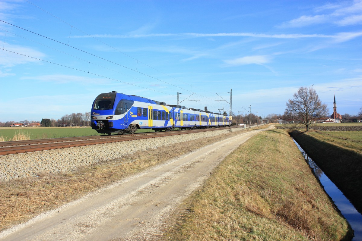 ET 306 ist am 22. Dezember 2013 bei bersee am Chiemsee auf dem Weg nach Mnchen.