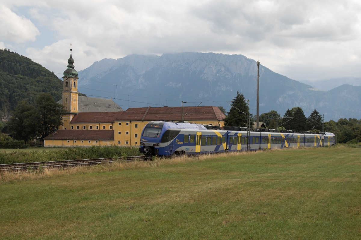 ET 306 war am 15. August 2015 auf dem Weg von Kufstein nach Rosenheim. Im Hintergrund ist das Kloster Reisach bei Oberaudorf zu sehen.