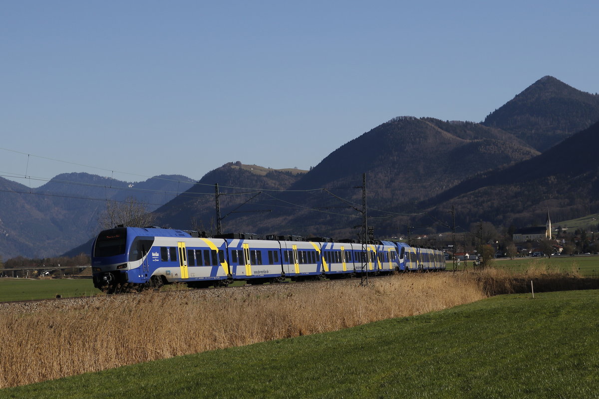 ET 308 aus Freilassing kommend am 27. Mrz 2017 bei Bernau am Chiemsee.