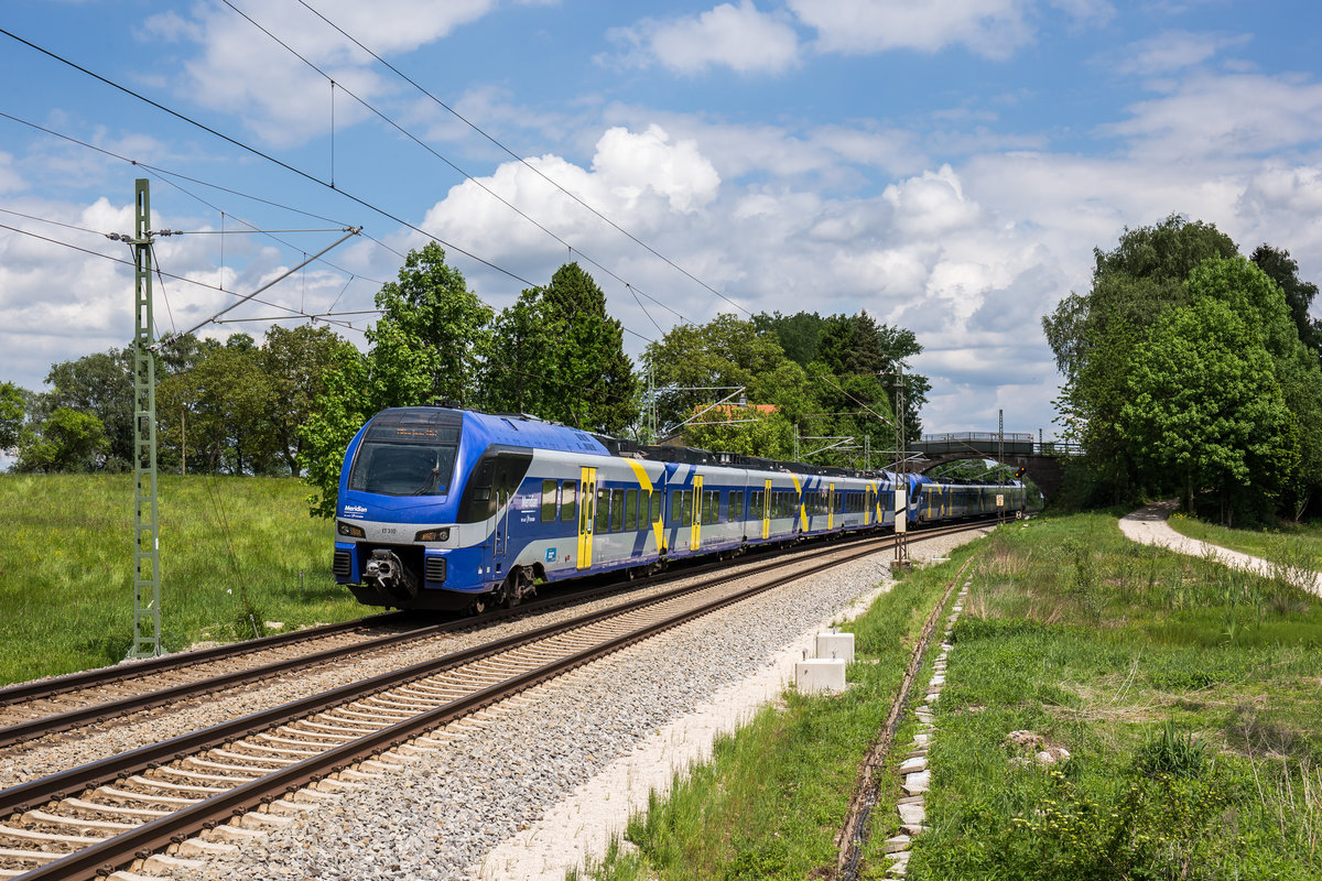 ET 310 aus Freilassing kommend am 25. Mai 2017 bei bersee am Chiemsee.