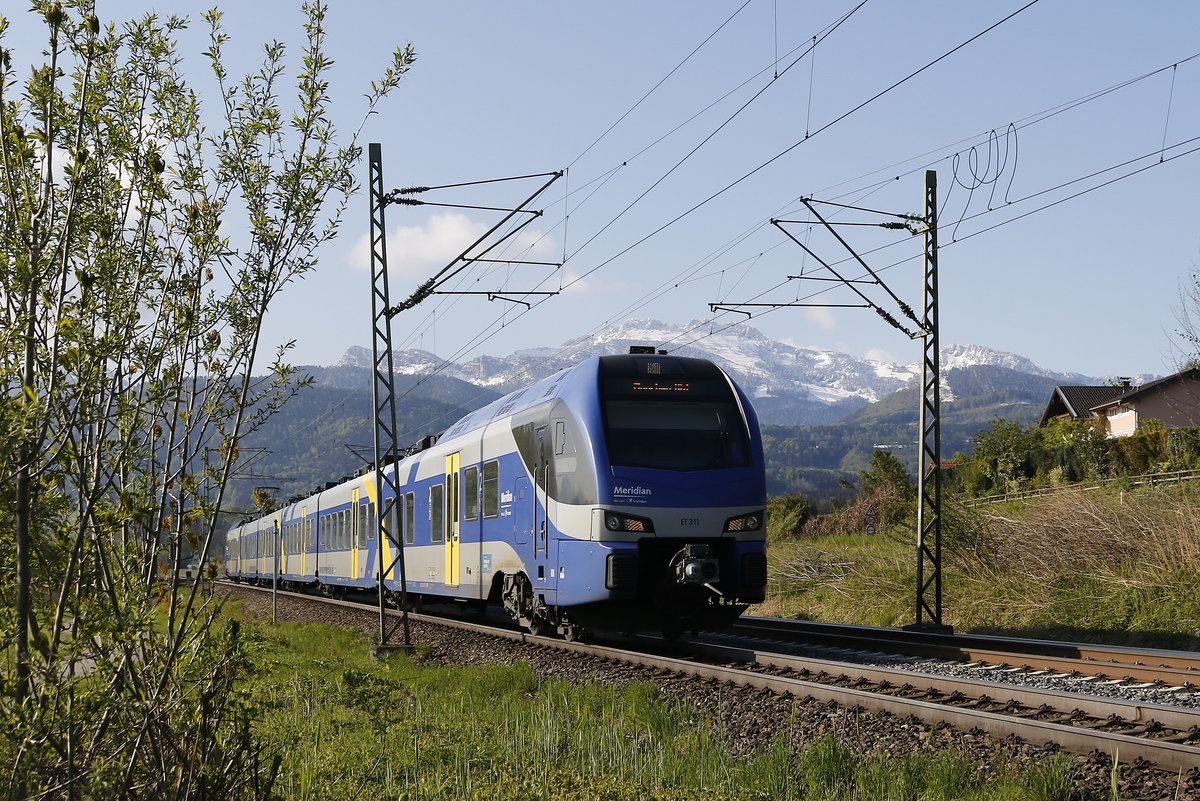 ET 311 aus Salzburg kommend am 7. Mai 2019 kurz vor Prien am Chiemsee.