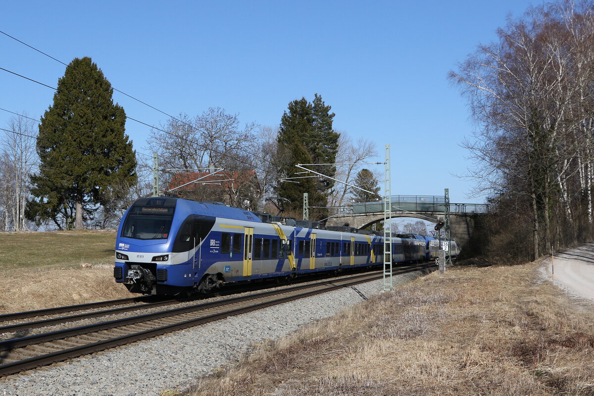 ET 313 aus Salzburg kommend am 8. Mrz 2022 bei bersee am Chiemsee.