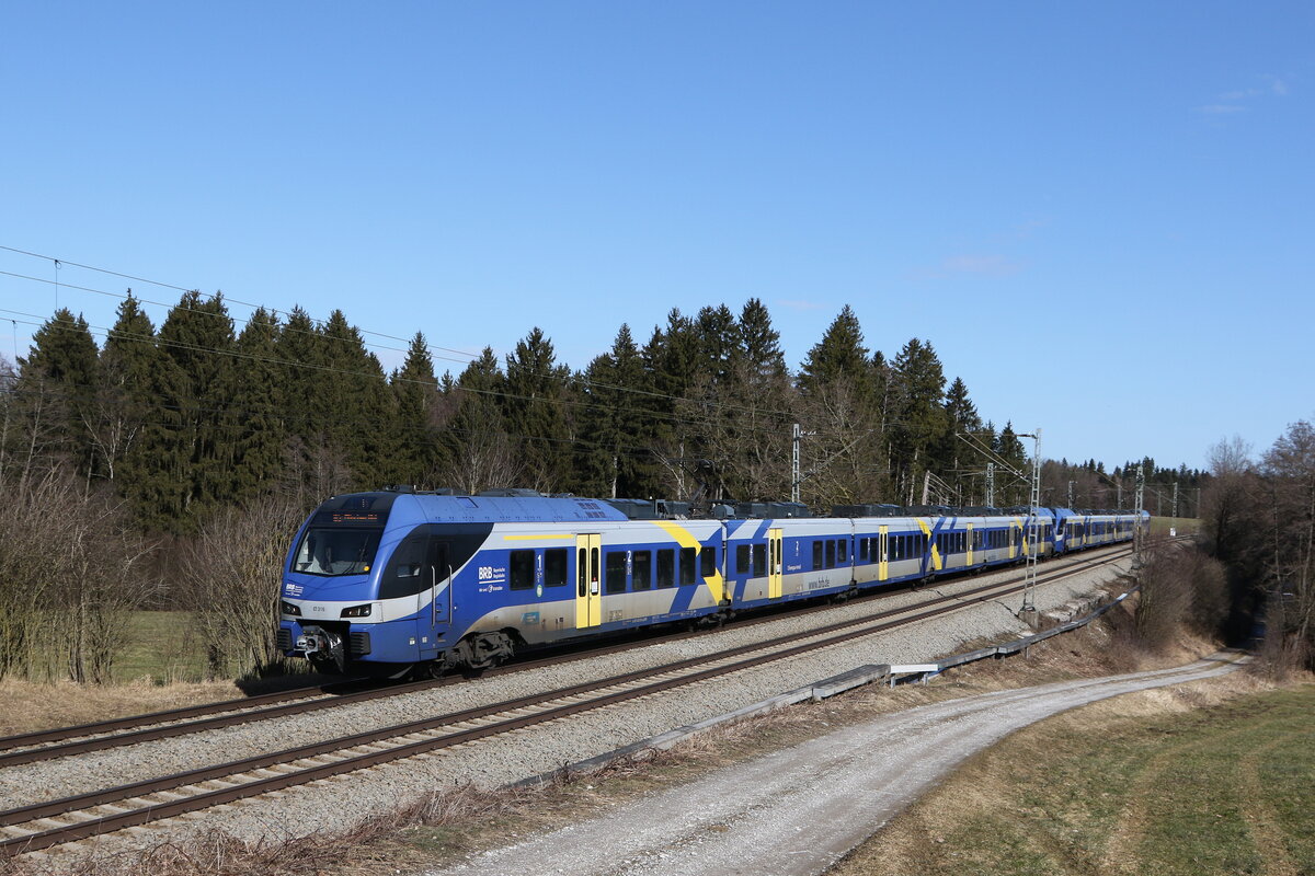 ET 316 war am 14. Februar 2022 bei Grabensttt im Chiemgau in Richtung Mnchen unterwegs.