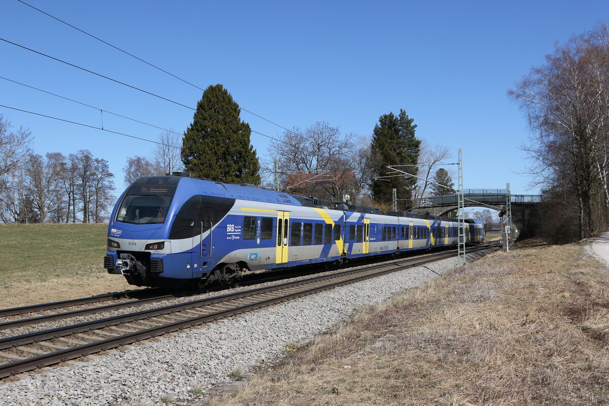 ET 319 aus Salzburg kommend am 23. Mrz 2022 bei bersee am Chiemsee.