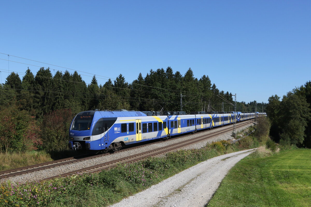 ET 320 auf dem Weg nach Mnchen am 25. September 2021 bei Grabensttt im Chiemgau.