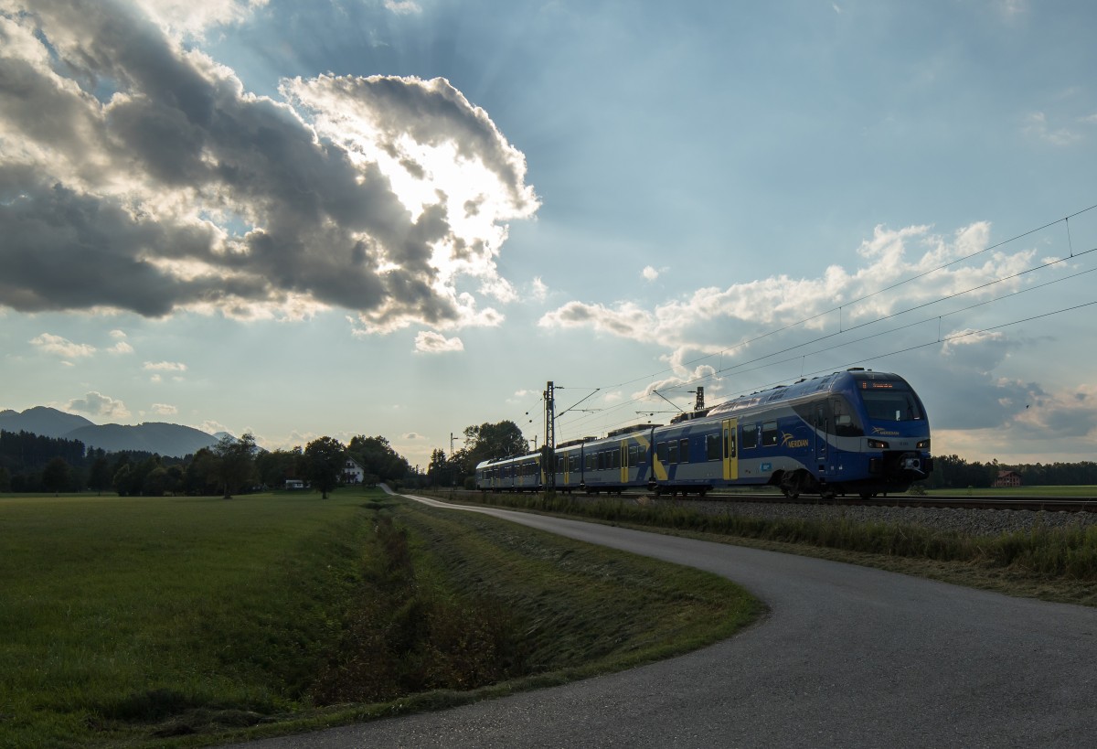 ET 320 bei herrlicher Wolkenstimmung auf dem Weg nach Salzburg am 9. September 2015 bei bersee am Chiemsee.