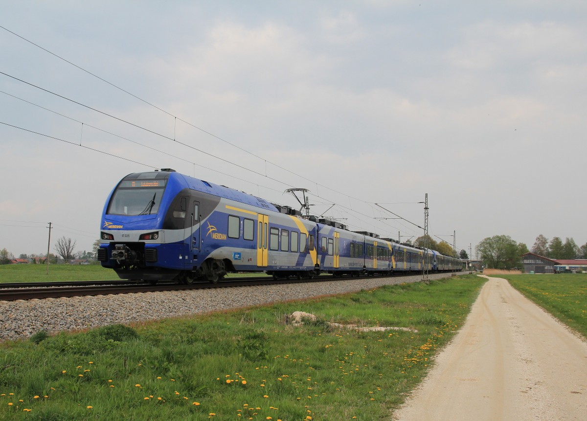 Et 325 am Ende einer Doppelgarnitur am 13. April 2014 kurz vor bersee am Chiemsee.