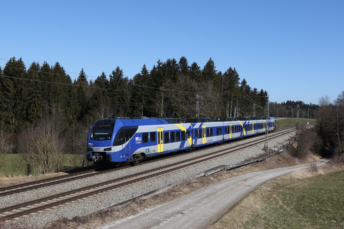 ET 329 auf dem Weg nach Mnchen am 1. Mrz 2021 bei Grabensttt im Chiemgau.