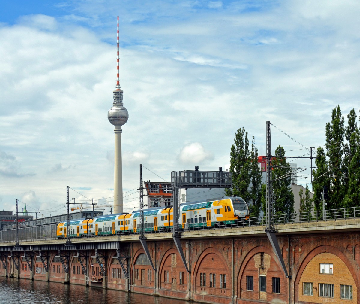 ET 445.109 der ODEG passiert am 29.07.2013 auf der fahrt nach Cottbus den Bahnhof Berlin-Jannowitzbrcke