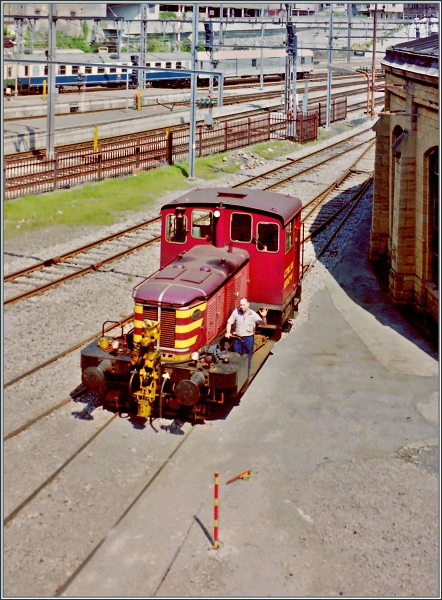 Etwas abseits der Hauptgeleise in Luxembourg rangiert die kleinen CFL Diesellok 1024. 

Analogbild vom 13. Mai 1998