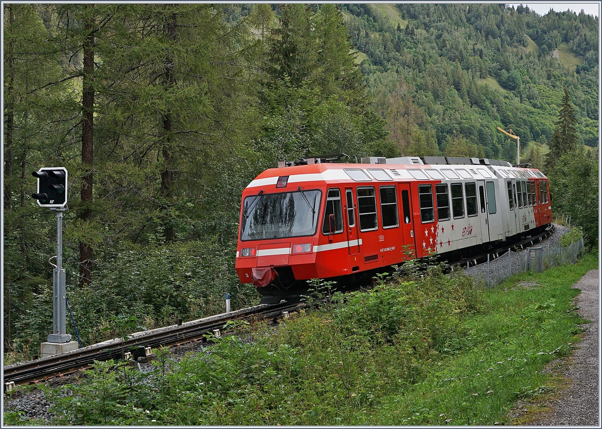 Etwas überraschend und ungewöhnlich:  Alpen-Métro (Martigny) - Vallorcine - Chamonix - St-Gervais ist neuerdings mit  Schweizer -Signalen ausgestattet, dies obwohl sie von der SNCF   betrieben wird und es z.Z keine durchgehenden Züge Martigny - Vallorcine - St-Gervais gibt. 

Das Bild zeigt den SNCF Z 800 005 (94 87 0000 805-5 F-SNCF) als TER 18907 beim Einfahrvorsignal von Montroc Le Planet auf der Fahrt nach Vallorcine. 

25. August 2020