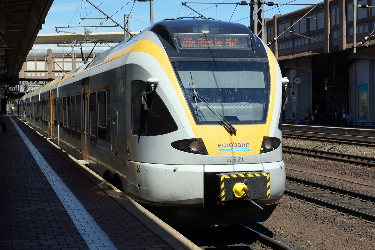 EUROBAHN: Regiobahn mit ET 5.21 von Stadler Rail auf den nächsten Einsatz wartend in Kassel-Wilhelmshöhe am 7. August 2016.
Foto: Walter Ruetsch