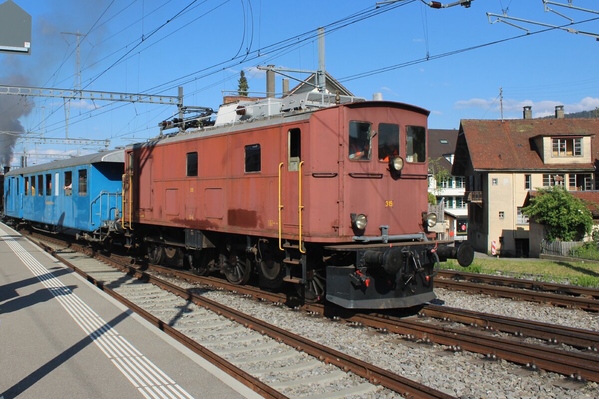 Ex-BLS 315 wird am Nachmittag von 18 Mai 2025 in Konolfingen rangiert am Ende des Bahnspektakels  150 Jahre Emmentalbahn . 