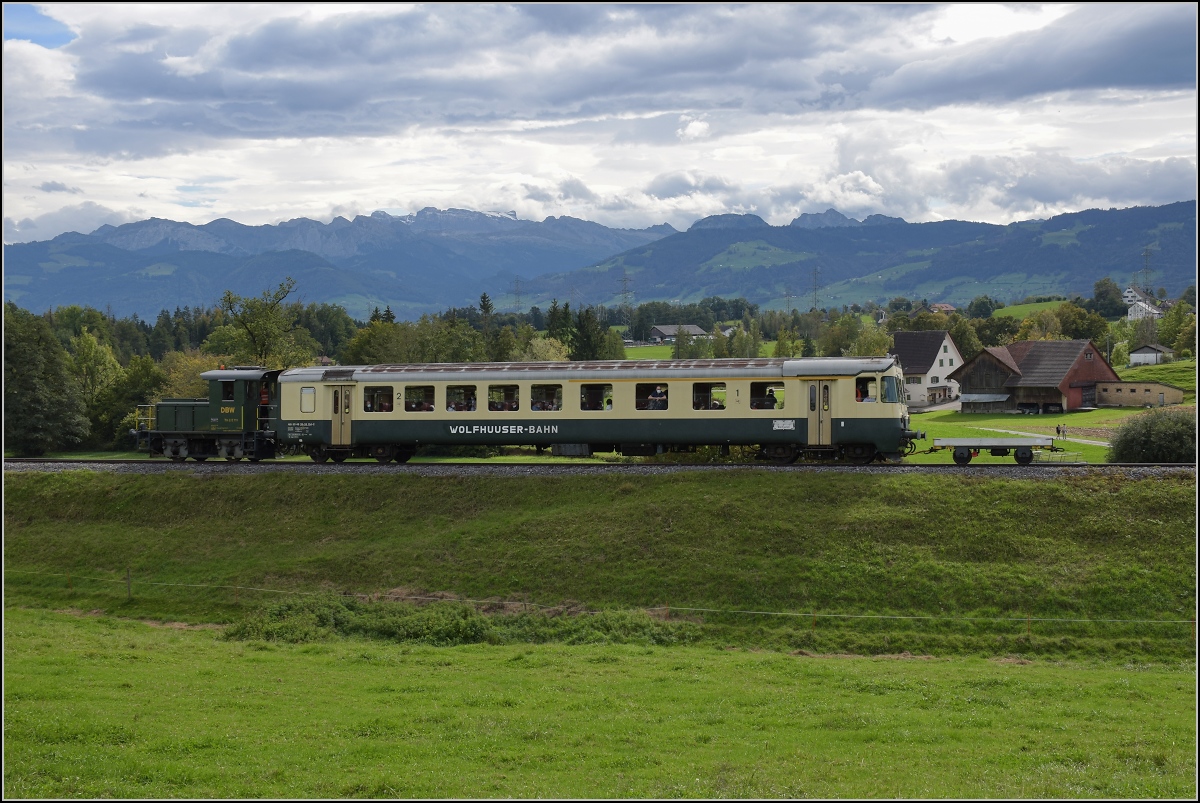 Fahrtag Wolfhuuser Bahn.

Tm 2/2 111 beim Gehöft Büel am Ortsende Bubikon. Oktober 2021.