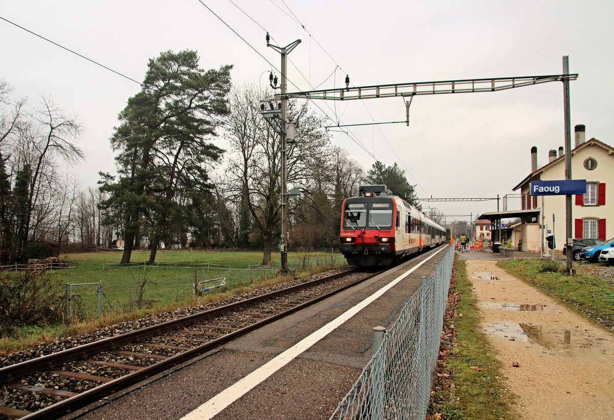 Faoug (Aussprache:  Fu ), am Murtensee: NPZ 560 251 als S9 unterwegs von Kerzers nach Lausanne. 6.Januar 2023 