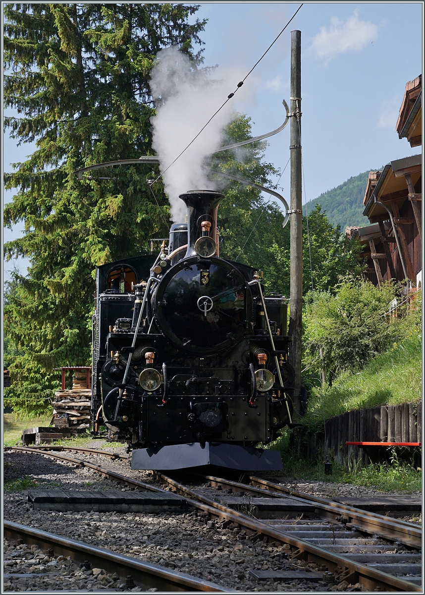  Festival Suisse de la Vapeur 2022 / Schweizer Dampffestival 2022  der Blonay-Chamby Bahn: Die HGe 3/4 N° 3 schiebt ihren Zug in den Museumsbahnhof Chaulin.

4. Juni 2022