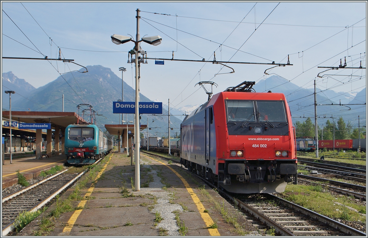 FS E 464 183 und SBB Re 484 002 in Domodossola.
13. Mai 2015