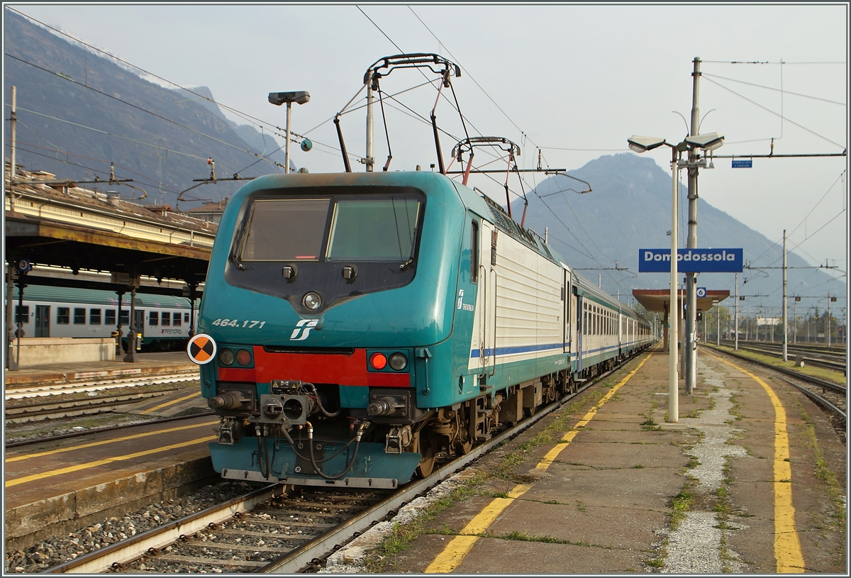 FS Trenitalia Nahverkehr in Domodossola: im Gegensatz zur (Haupt)Strecke nach Milano, welche von der lombardischen Trennord bedient wird, kümmert sich Trenitalia weiterhin um den Regionaverkehr der im Piemont liegenden Strecke nach Novara.
11. April 2015