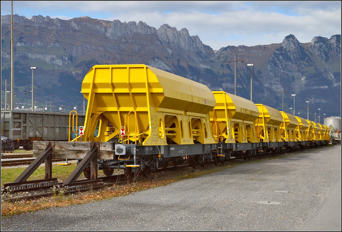 F�nf Tage nach der Zulassung stehen die nigelnagelneuen Faccnpps der SBB Infrastruktur in Buchs. November 2015.