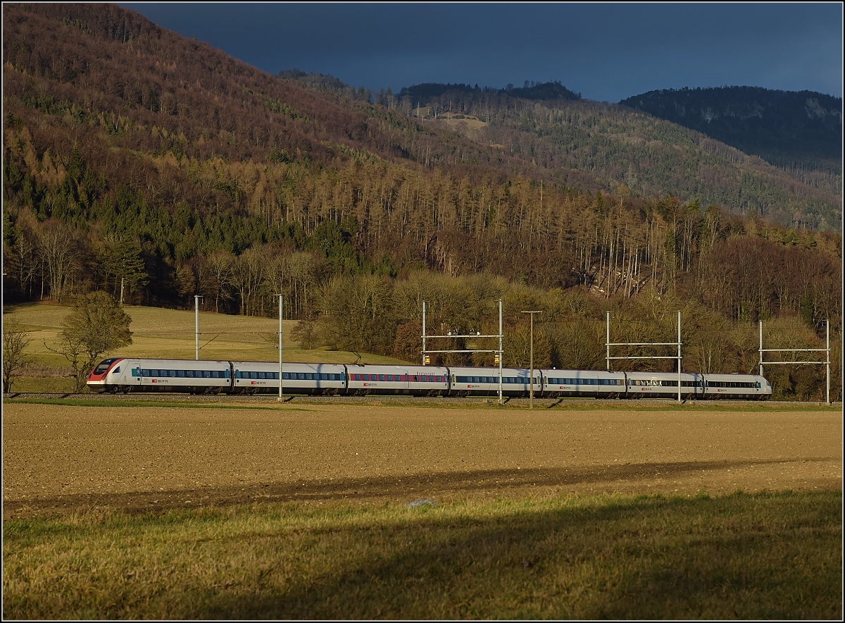 Gäubahnimpression mit ICN. Oensingen, Dezember 2016.