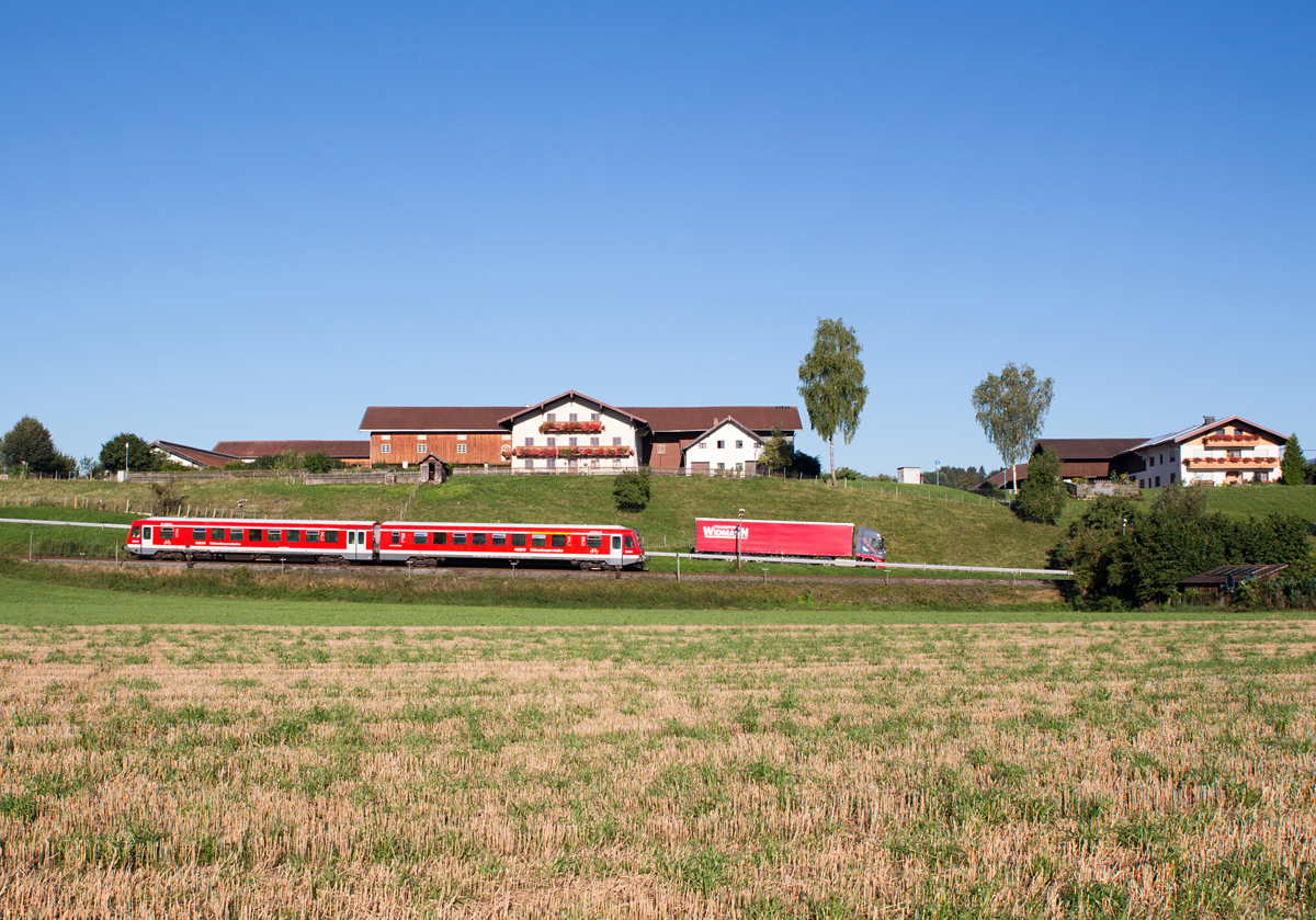 Gemütliche Nebenbahn-Athmosphäre trifft direkt auf den Wahnsinn unserer Bundesstraßen. 628 560-5 war in Hörpolding von Traunreut nach Traunstein am 25.08.16 unterwegs.