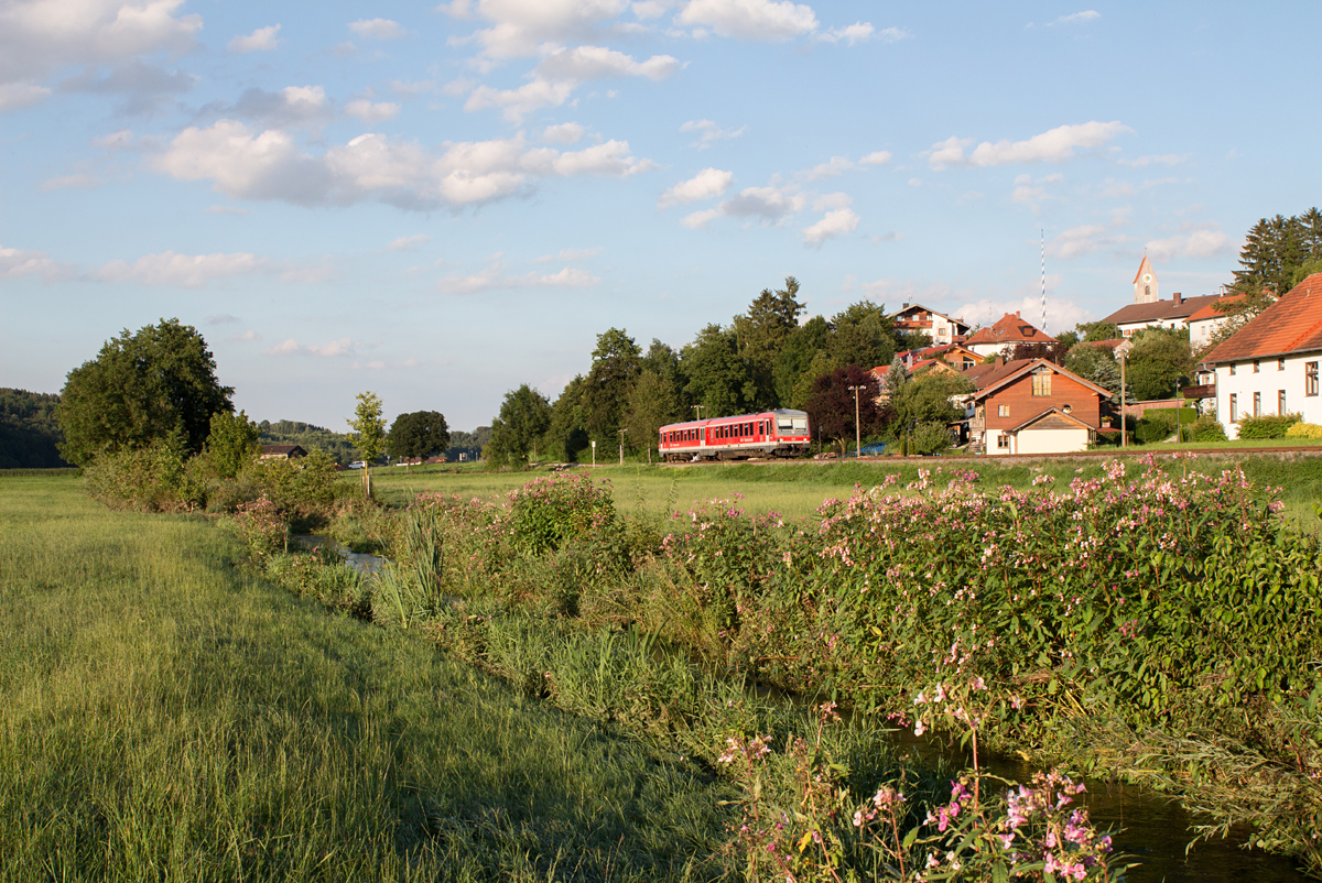 Gerade noch im richtigen Licht konnte 628 565-4 auf dem  Filzenexpress  am 29.07.16 in Oberndorf fotografiert werden. Sein Weg führte von Wasserburg (Inn) nach Grafing Bahnhof.