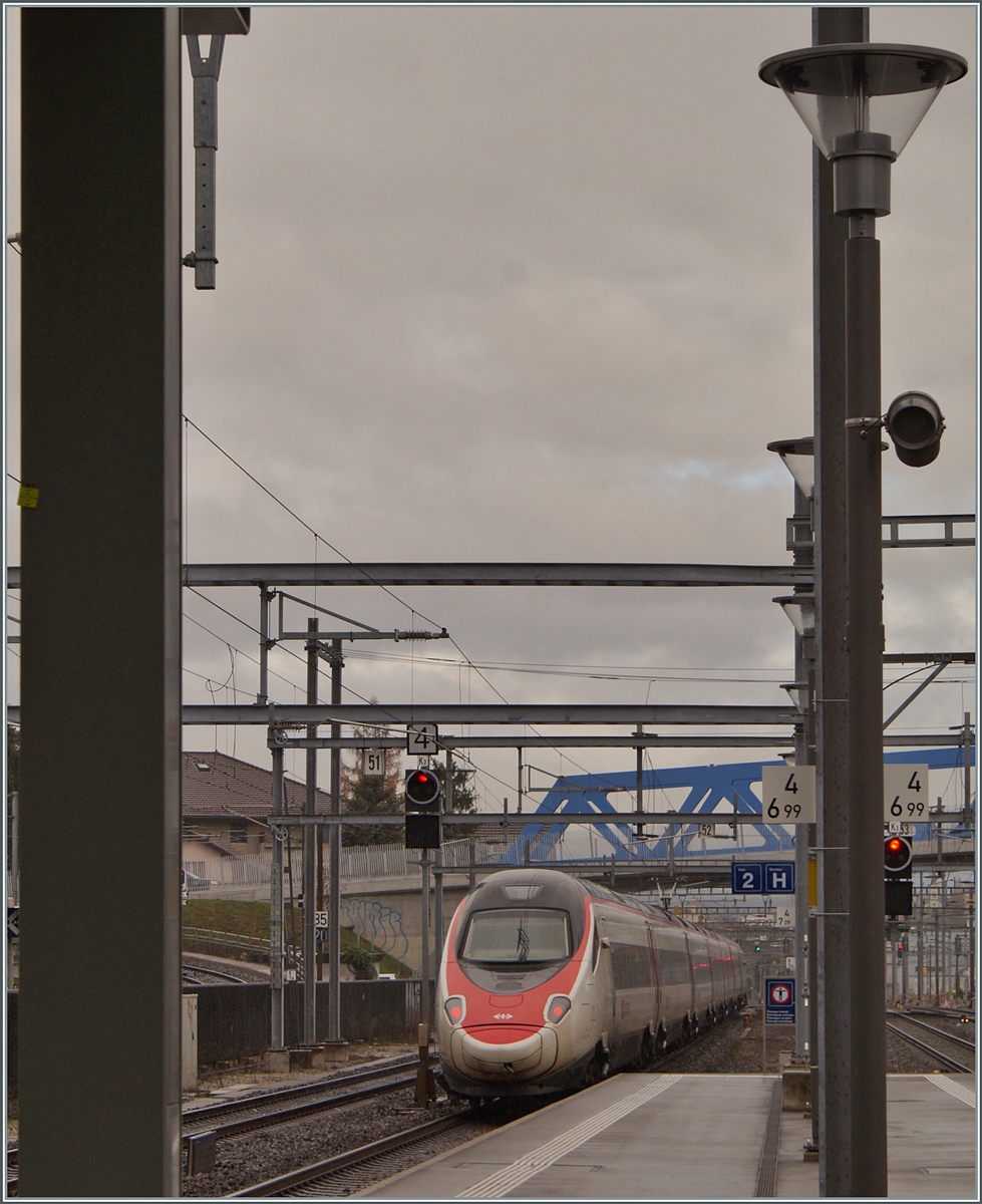 Gerade noch zwischen den Masten erwischt: ein SBB RABe 503 ETR 610 fährt als EC von Milano nach Genève in Renens VD durch. 

14. Dezember 2023