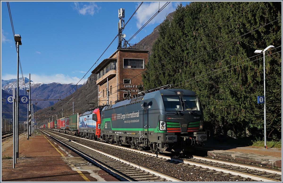 Gleich zwei SBB Cargo Internationl Re 193 ziehen bei Premosello Chiavendo einen Güterzug Richtung Süden.
4. Dez. 2018